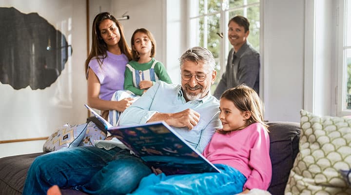 Famille dans le salon.