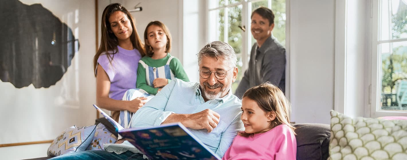 Familie im Wohnzimmer.