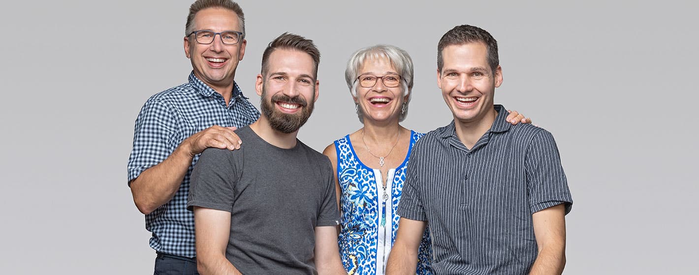 Thomas Strebel (à l’arrière, à gauche) et son frère Matthias gèrent les activités opérationnelles de la société Anta Swiss AG; Marcel et Jacqueline, leurs parents, les soutiennent en tant que membres du conseil d’administration.