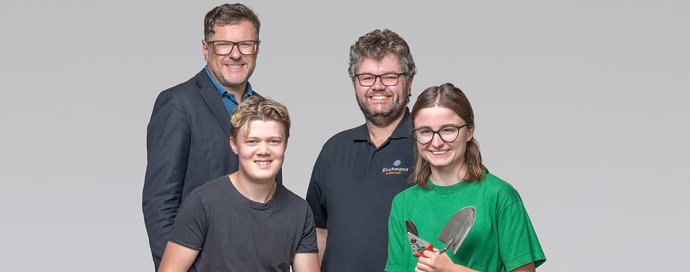 De bons partenaires (de g. à dr.): Martin Nobs, de la Fondation Friederika, et Thomas Kirchmann, menuisier, avec Andrin Dänzer (apprenti menuisier) et Angela Moser (apprentie horticultrice).