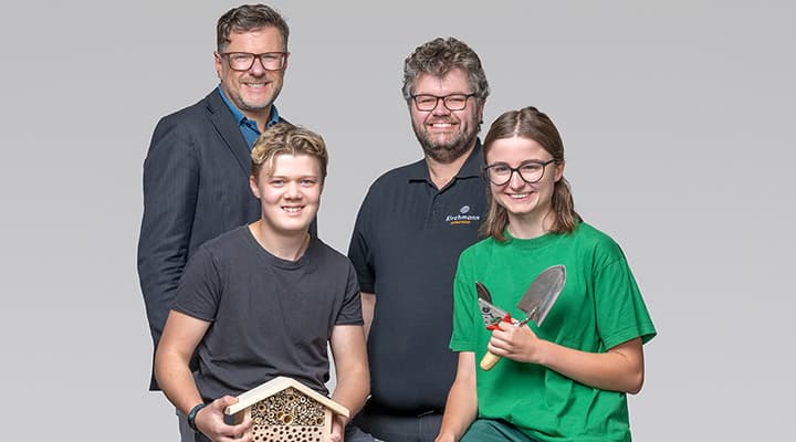 De bons partenaires (de g. à dr.): Martin Nobs, de la Fondation Friederika, et Thomas Kirchmann, menuisier, avec Andrin Dänzer (apprenti menuisier) et Angela Moser (apprentie horticultrice).