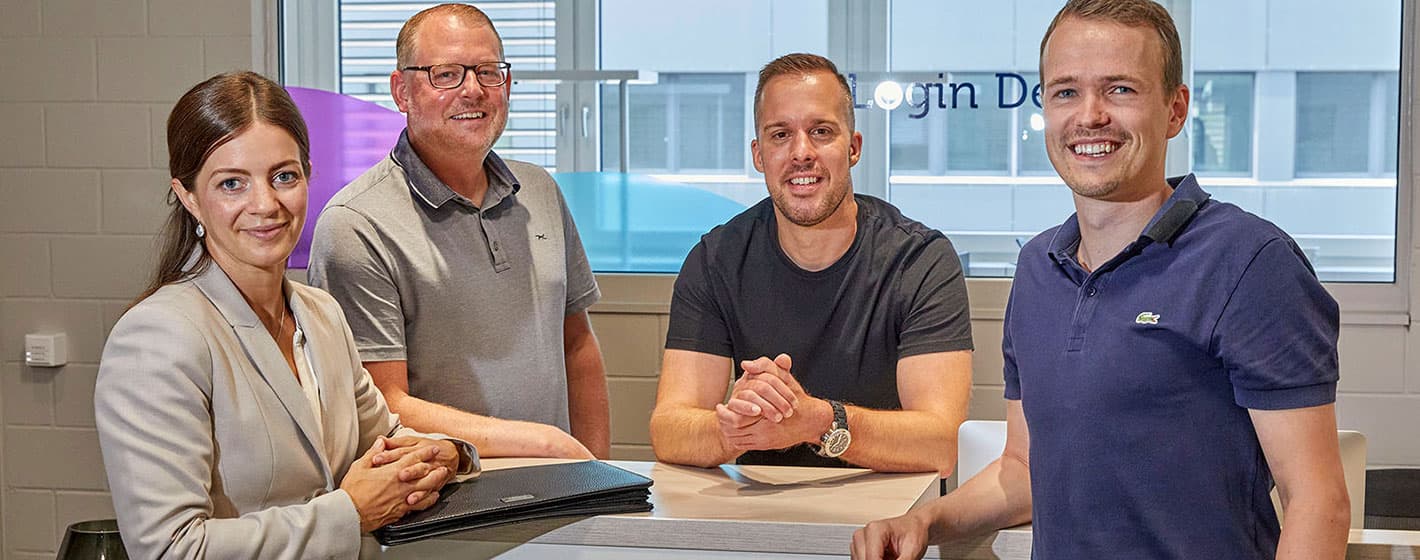 Lahra Müller, conseillère Valiant, accompagnera les nouveaux propriétaires Stefan Schärer, Philippe Lindegger et Serge Dillier (de g. à dr.) jusqu’à la reprise définitive de l’entreprise, en 2024.