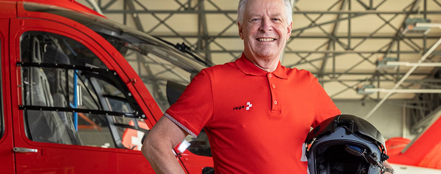 Heinz Leibundgut, Helikopter-Chefpilot und Mitglied der Geschäftsleitung Rega, im Hangar des Rega-Centers am Flughafen Zürich.