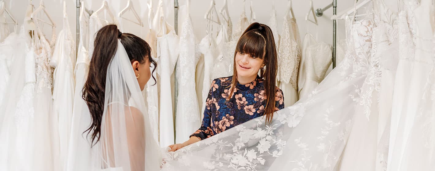 Tantôt conseillère, tantôt accompagnatrice: dans sa boutique, Nicole Müller (à g.) accueille la clientèle de passage et reçoit également sur rendez-vous en dehors des horaires d’ouverture.