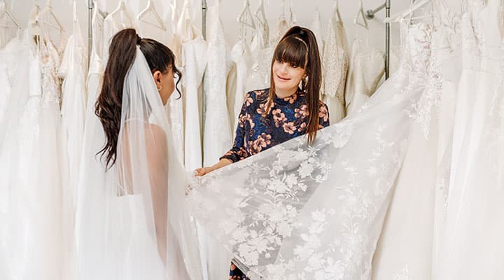 Tantôt conseillère, tantôt accompagnatrice: dans sa boutique, Nicole Müller (à g.) accueille la clientèle de passage et reçoit également sur rendez-vous en dehors des horaires d’ouverture.