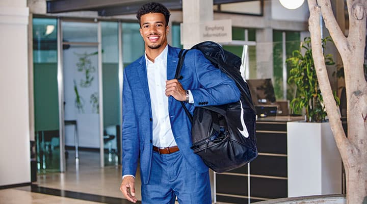 Du guichet bancaire directement à l’entraînement: David Naki travaille à temps partiel chez Valiant. Il consacre son temps libre à l’athlétisme.