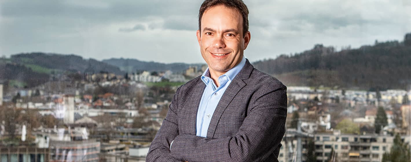 Thomas Iten, président de commune sans appartenance politique d’Ostermundigen depuis 2013, était déjà à l’école dans cette commune d’agglomération bernoise. Même par mauvais temps, il peut apprécier la vue depuis le plus haut b âtiment des environs.