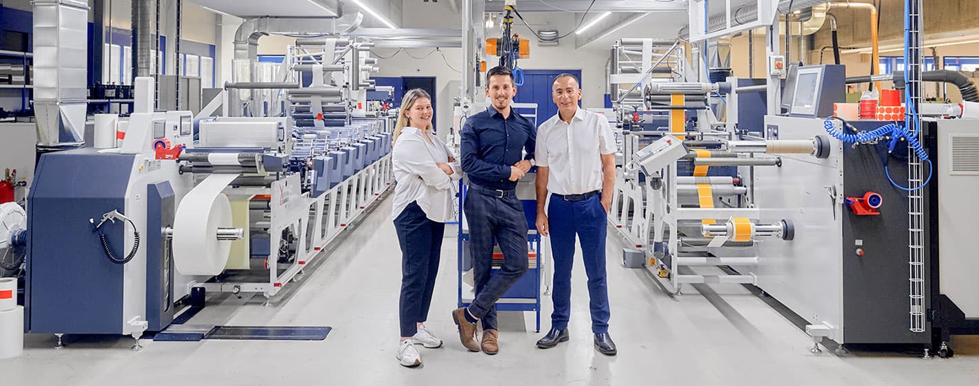 Bei Etitex rückt die dritte Generation in die Unternehmensführung: Cloé Denoth und Sebastian Frey (Mitte) treten behutsam in die Fussstapfen von Rolf Frey (rechts).