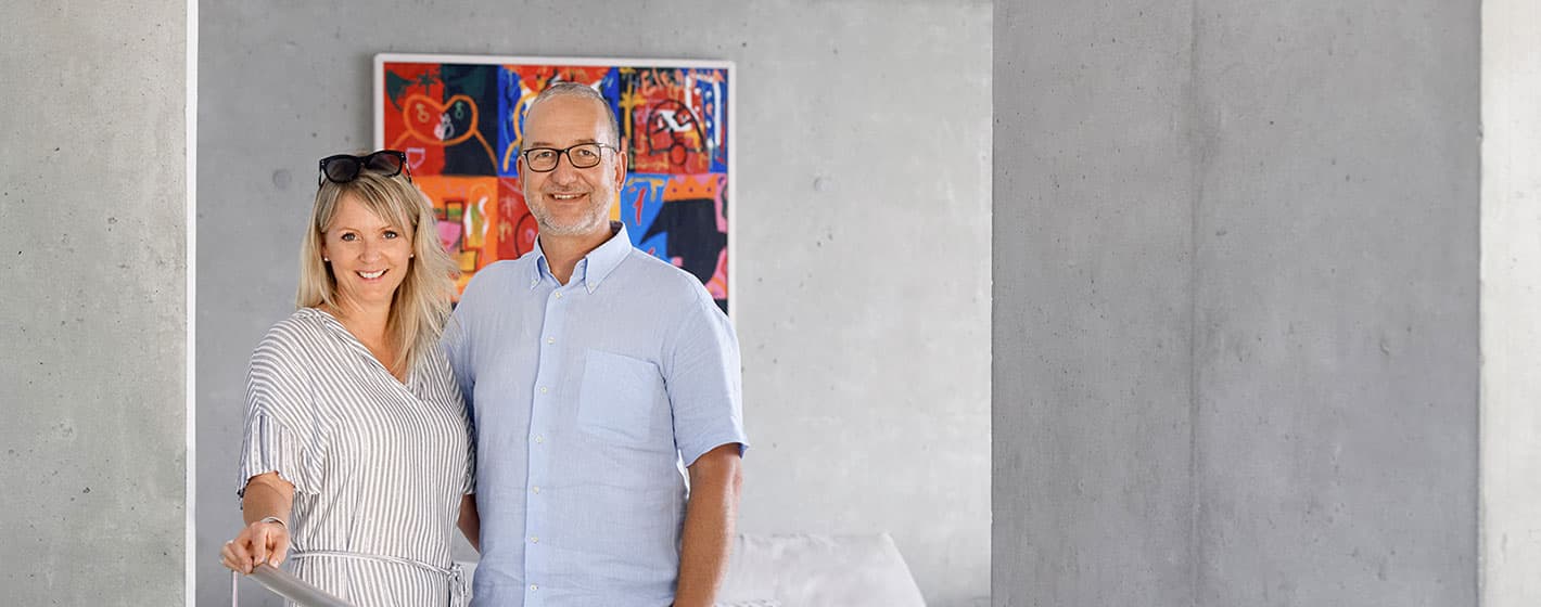 Florence und Alexandre Blanc in ihrem neuen Haus, das durch seinen schlichten und sehr hellen Innenausbau besticht.