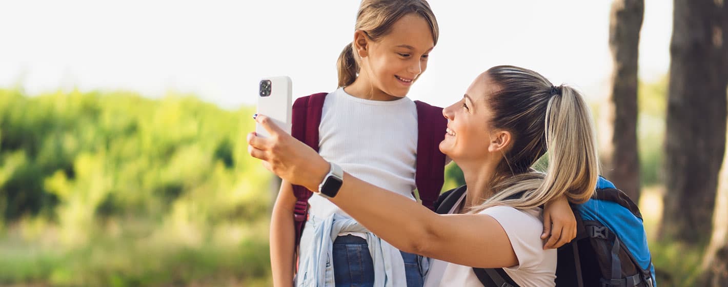 Kundenberatende von Valiant präsentieren Gegenstände mit einer besonderen Bedeutung.