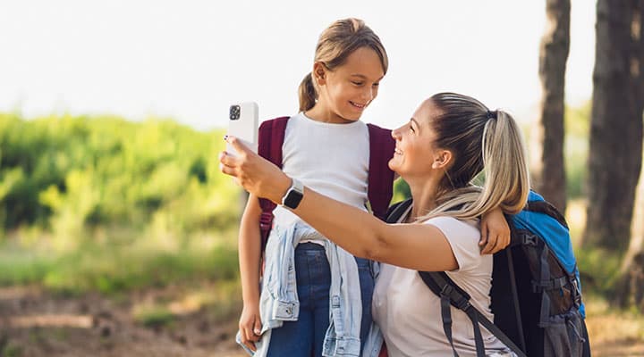 Kundenberatende von Valiant präsentieren Gegenstände mit einer besonderen Bedeutung.