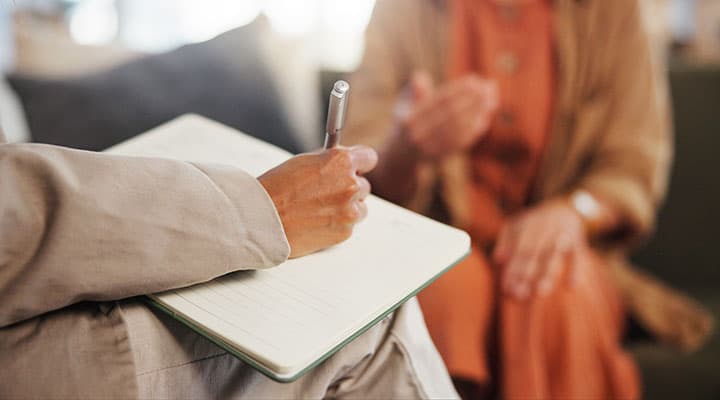 Wie die Ghostwriterin Isabel Baumberger in das Leben anderer eintaucht.