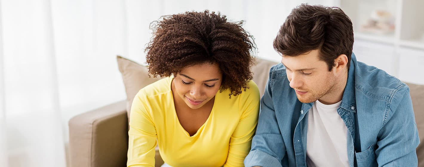 Personen erstellen ein Budget.