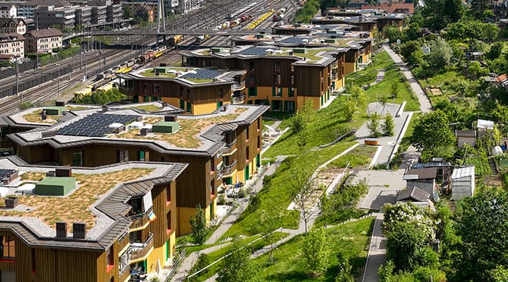 Wohnungen für verschiedene Haushaltformen und diverse Zusatzangebote: die Siedlung Vogelsang in Winterthur. (Foto: Alessandro Della Bella)