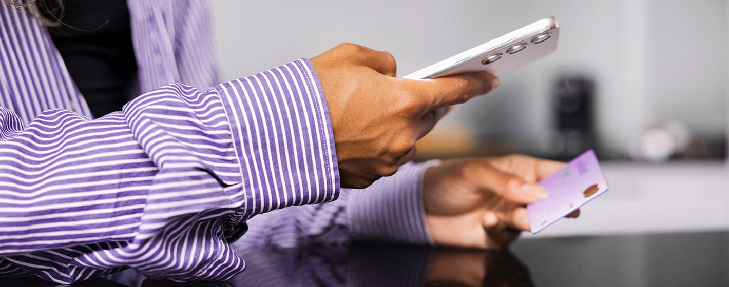 Person installiert ein Sicherheits-Update auf einem Smartphone.