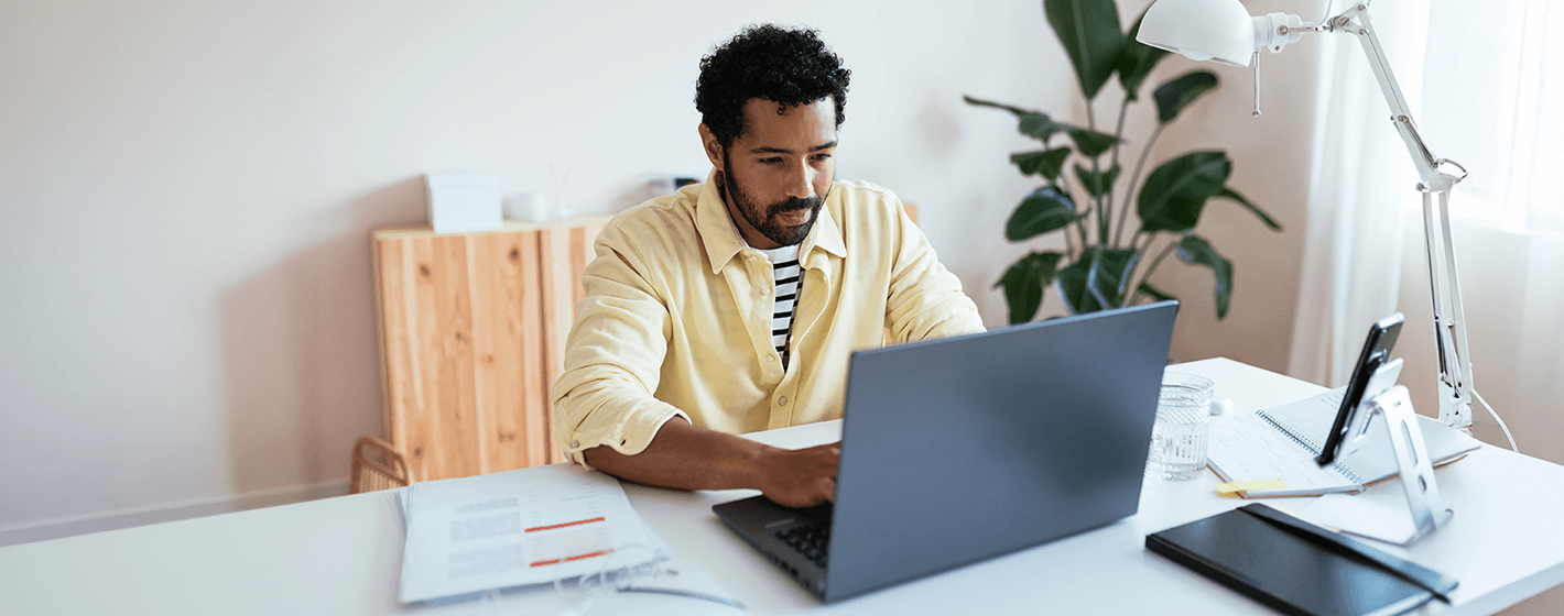 L'être humain apprend la sécurité sur Internet.